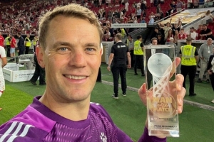 完美世界竞技平台官网-依旧是那个门神！诺伊尔社媒晒全场最佳球员奖杯