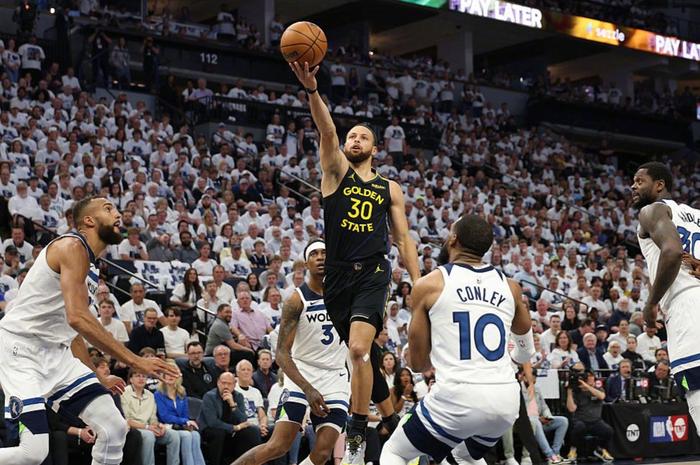 年薪5413万，意外成交易筹码！加盟勇士后状态下滑，你确实该离开