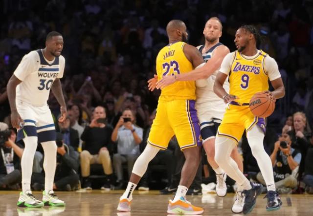 完美对战平台-詹皇父子同台背后的故事：湖人照顾布朗尼好贴心